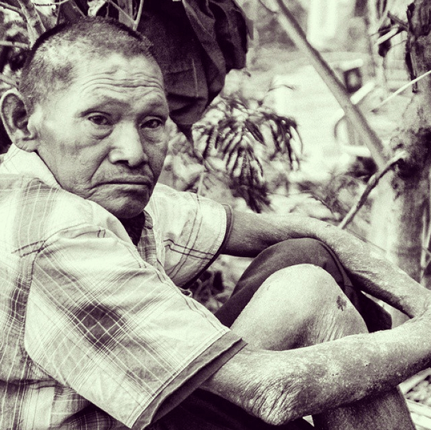  El cacique de la Tribu, silente y ensimismado, observa sin asombro pero con mucho dolor acumulado en la mirada