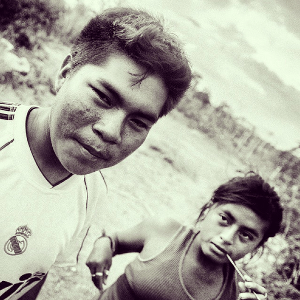 Él es Cristian, hermano de Carlos. Alprincipio esquivo y violento quería que me fuera. Solo accedió a mi presencia cuando le di mi càmara y me fotofrafió, luego le devolví el favor