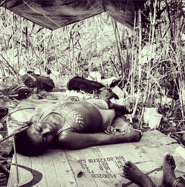 Una mujer de la tribu toma una siesta, totalmente desconectada de lo que pasa a su alrededor 