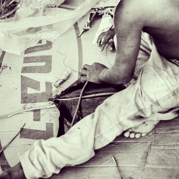  Ya está casi listo el papagayo, a través del cual surcará los cielos fronterizos para escapar de esa inefable realidad