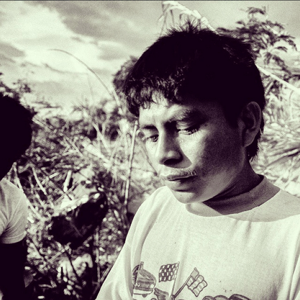  Él es Carlos Cruz, líder ahora de la tribu. Habla invadido de pánico y suplica cualquier ayuda para dignificar a su familia