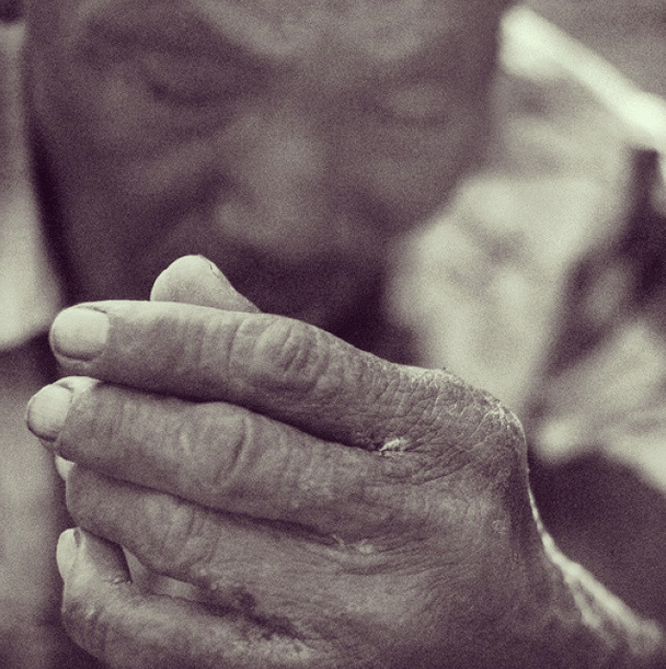  El cacique de esa tribu está derrotado bajo el alcoholismo y sufre de una avanzada infección dérmica que no le permite sostenerse en pie