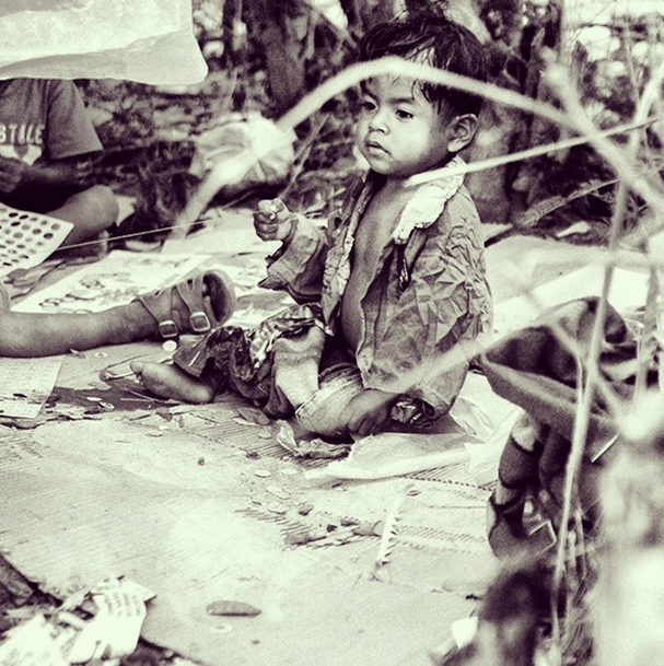 Duermen desprotegidos bajo el azote del clima. Apenas un matorral de altas ramas los separa de la lluvia o el sol
