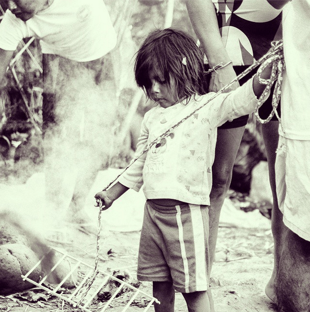  Esta pequeña està construyendo una trampa para cazar animales, para ella pràcticamente un juego inocente que sobrepasa las tradiciones de su tribu por el contexto