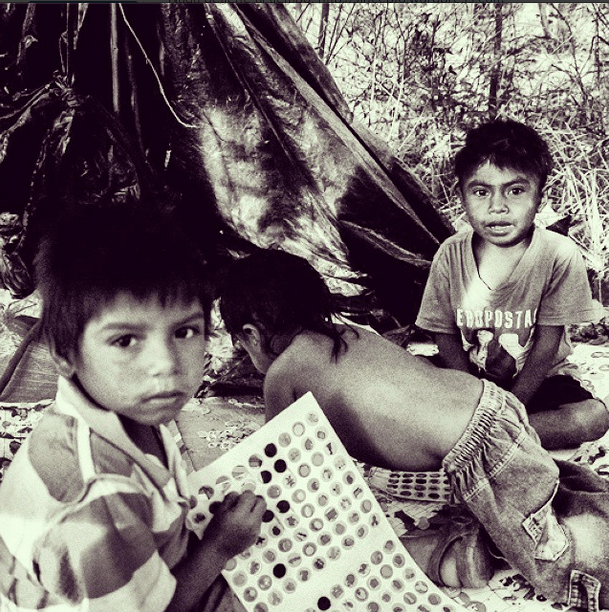  Los niños, 6 en total, juegan entre ellos con cualquier objeto, porque el poder de su pureza sigue intacto ante la injusticia