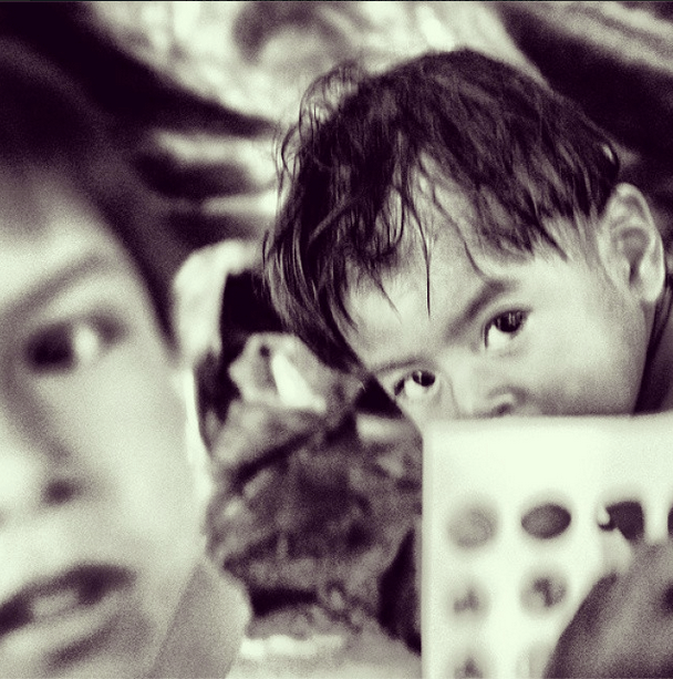 los niños juegan con cualquier cosa que encuentran, su imaginación es más poderosa que la miseria