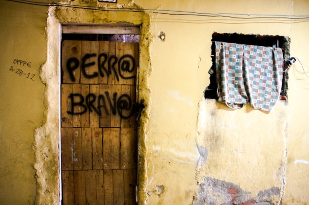 A un vecino huraño y hostil lo apodaron "perro bravo" y le grafitearon su puerta