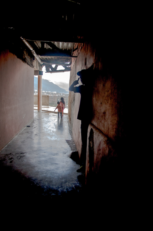 Los niños juegan en los pasillos de la Torre de David mientras esperan que inicie el desalojo
