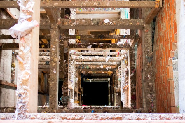 A falta de conductos para los desechos, los habitantes lanzaban la basura hacia abajo por las escaleras y ventanas