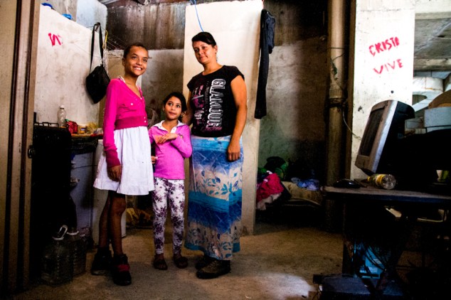 Una familia de tres mujeres, confinadas a vivir en un espacio de 3 metros cuadrados, sobre una cloaca humeante de desechos humanos