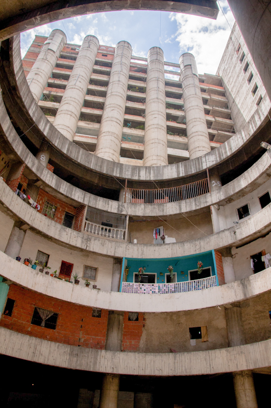 Las áreas construidas para oficinas fueron adaptadas improvisadamente para albergar familias