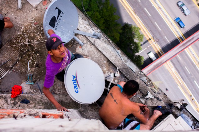 Habitantes de la Torre de David desinstalan antenas de T.V. para llevárselas a su nueva vivienda