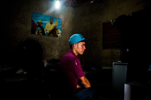 Un joven de 20 años empaca sus cosas antes de empezar la mudanza