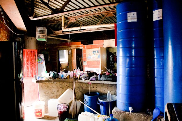 El servicio de agua llegaba cada dos meses, por lo que los habitantes de la Torre de David tenían tanques de almacenaje