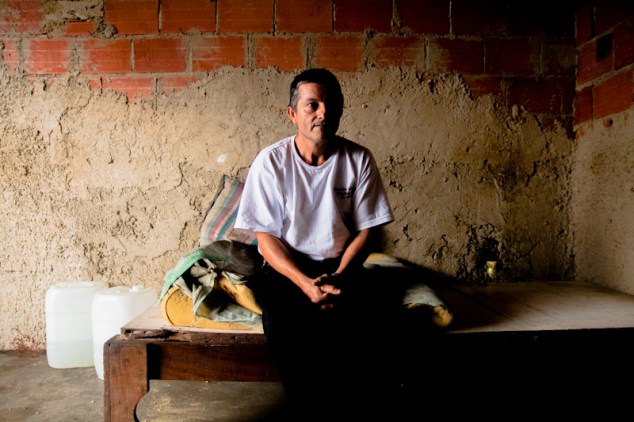 Un hombre ve la T.V. mientras espera la orden para bajar sus escasos enseres desde piso 25