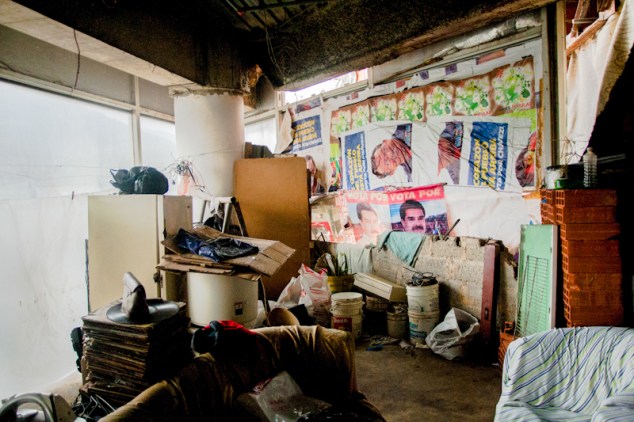 Un apartamento en la Torre de David forrado de afiches pro Chávez