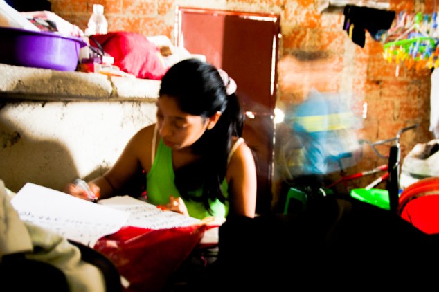 Una mujer etiqueta sus cajas para la mudanza, el gobierno proveyó los camiones para el traslado