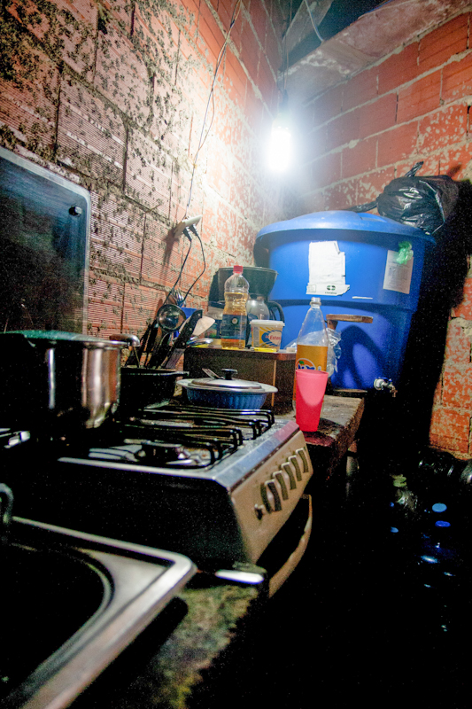 Las paredes son de ladrillos salpicado con cemento