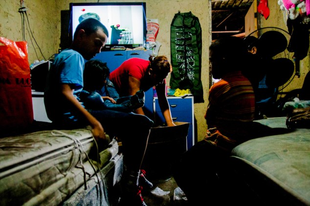 Nubia y sus hijos escogen qué se llevarán a su nueva vivienda y qué botarán