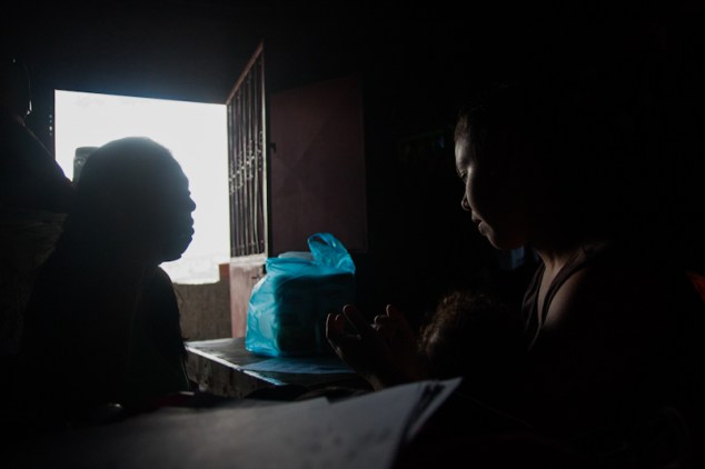 Dos cuñadas que viven en el mismo apartamento del piso 27 etiquetan las cajas de la mudanza de Torre de David a Ciudad Zamora
